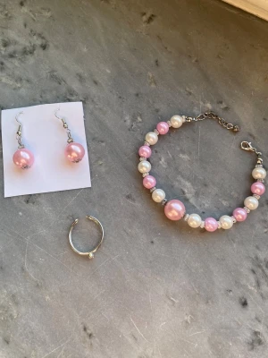 Jewelry set - Set med smycken, örhängena och armbandet är gjorda av mig💕