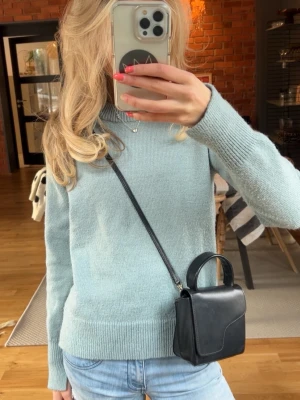 Ljusblå stickad tröja med rund hals - Jättefin💓💓