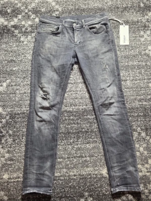 Dondup Jeans - Tienare! Salier ett par riktigt scyssta dondup jeans. Modellen är George. Skicket på jeansen är 9/10. Har du några frågor eller funderinga hör av dig // IC_RESELL