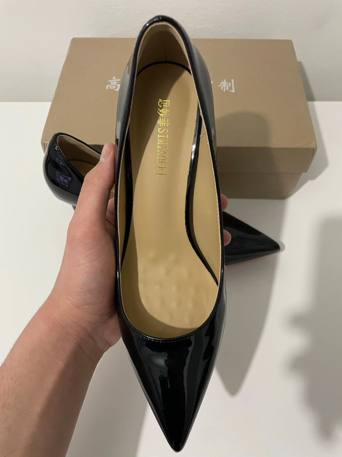 Svarta lackade pumps med smal klack - 3