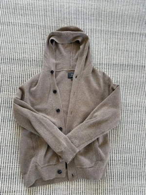 Cardigan  - Säljer en fet less worries cardigan parader nu till sommaren som ny använd fåtal gånger. Ny pris 1600 pris kan diskuteras vid snabb affär 🍾