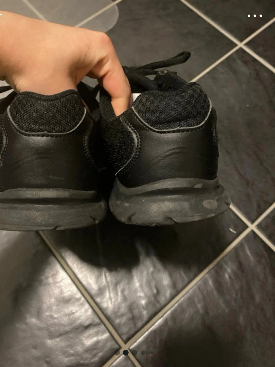 Svarta mesh-sneakers med snörning - 1