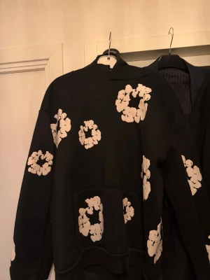 Denim Tears Hoodie - En denim tears hoodie i storlek M passar mig(183cm) Bra skick inte tvättad många gånger säljer varan för jag personligen inte använder den längre