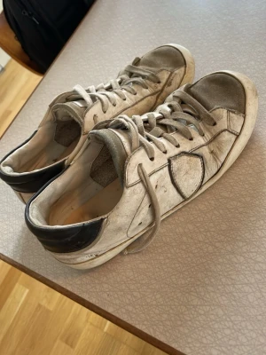 Philippe models - Härliga sommar skor i helt okej skick dom ser ganska använda ut. Storlek 37 passar 37,5. Annars jätte snygga.