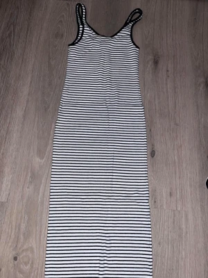 Klänning - Klänning från H&M storlek S