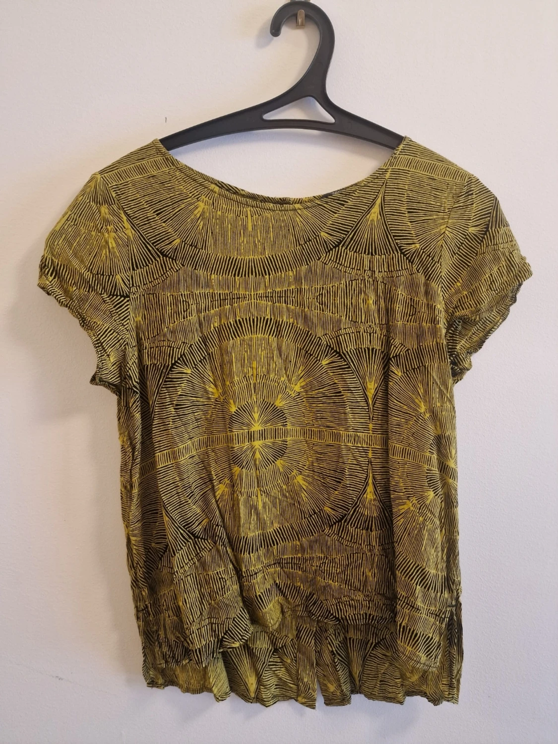 Mönstrad gul och svart blus från Monki