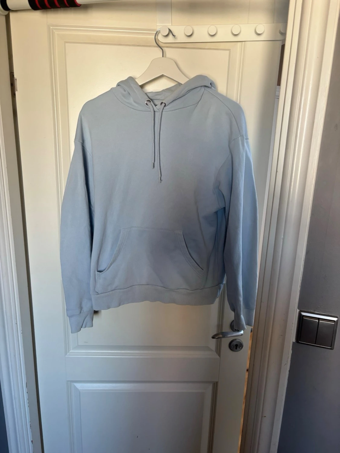 Ljus blå hoodie från monkl 