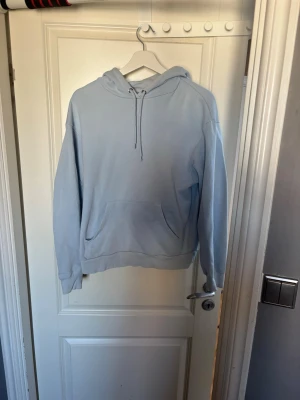Ljus blå hoodie från monkl  - Den är i bra skick. Står X men funkar för S.