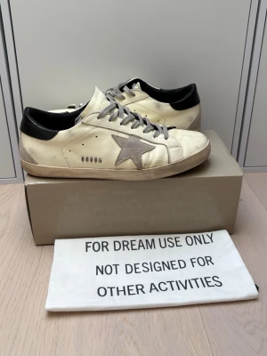 Golden Goose skor - Säljer ett par Golden Goose Superstar | dom är i mycket bra skick, 8/10 | sulan sitter kvar och den har mycket kvar att ge! | dom är 100% autentiska och köpta för 2499kr på sicuro fashion förra sommaren | storlek 44 | pris kan diskuteras!
