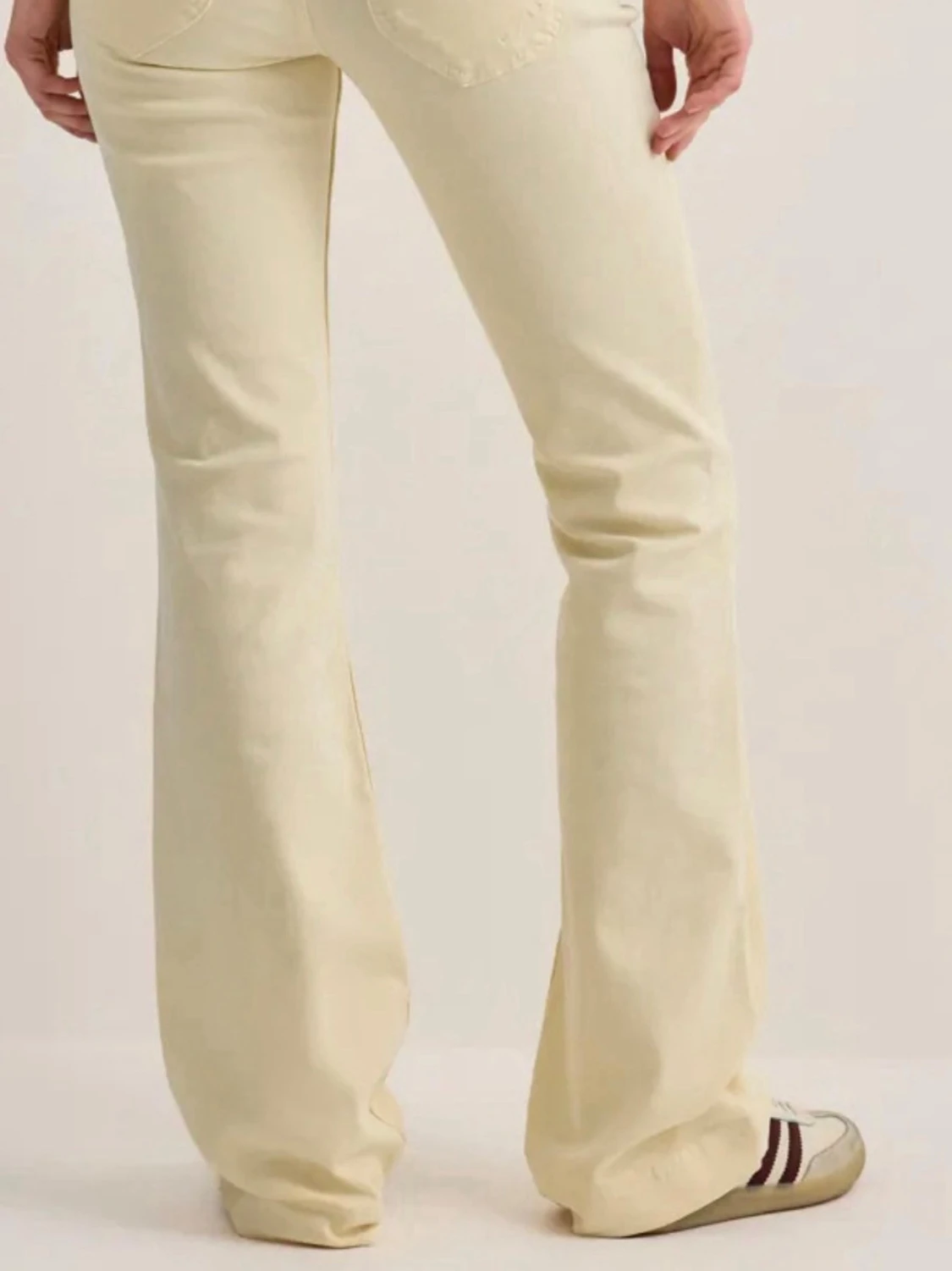 Bootcut jeans i ljusgul denim