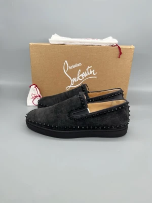 Christian Louboutin Pik Boat Spikes Skor Grå - • The shoes have only been worn once and are in like-new condition  • Size: 42.5 (fits true to size)  • Color: Grey  • Retail price: 9500 SEK / 795€  • Box, dustbag & extra studs included