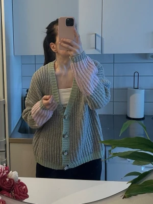 Stickad kofta  - Stor och stickad kofta från Moves 