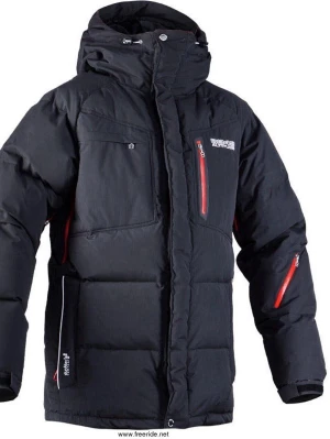 Svart dunjacka från Peak Performance - Snygg svart dunjacka från 8848 ALTITUDE med huva och röda detaljer på dragkedjorna. Jackan har flera fickor med dragkedja, hög krage och logga på bröstet och ryggen. Perfekt för kalla dagar och riktigt varm tack vare dunfyllningen. Jag har normalt M i storlek men den är för stor för mig, passar mer som en L storlek.