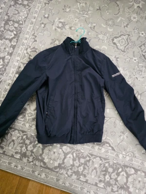 Woolrich - Snygg woolrich reversible jacka I storlek M, perfekt inför våren. Den är I mycket bra skick och är vatten avvisande, hör av dig vid frågor😊 vi ha 2 i lager