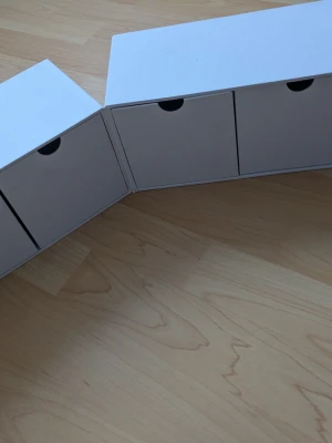 Låda - Jättefin förvaringslåda, ser rätt basic ut och bra att ha☺️ nypris 199 tror jag köpte för rätt länge sen💕 enda grejen är att lite vitt är borta på sidan men syns knappt☺️