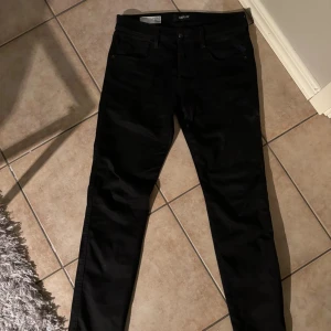 Svarta Replay Hyperflex Anbass jeans - Svarta Replay hyperflex Anbass! Använda 1 gång! Skick 9,5/10! Storlek 30! Har du frågor eller funderingar tveka inte på att höra av dig! Pris ej hugget i sten!