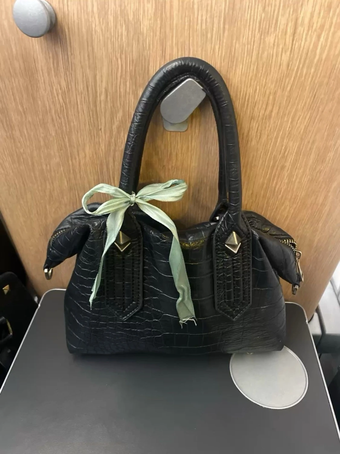 Svart handväska med krokopräglat mönster