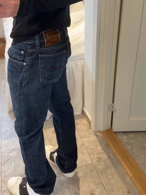 Jacob choën jeans 688 - As snygga Jacob choën jeans i storlek 31 i modell 688! Trendigast just nu! Skicket är super super bra! Lappen är lite sämre skick! Skorv vid minsta lilla.