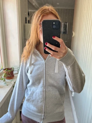 Ljusgrå zip-hoodie från russemerch - Säljer min fina gråa zip hoodie från russemerch då den inte kommer till nån användning 💗 varsamt använd utan synliga effekter💗💗