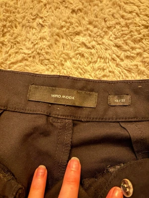 Svarta kostymbyxor  Vero Moda - Snygga och svarta kostymbyxor från Vero Moda i storlek XS. Tillverkad i ett mjukt och stretchigt material som sitter skönt på kroppen.
