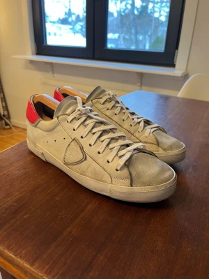 Philippe Model Skor - Tja! Säljer ett par riktigt snygga Philippe-modeller som jag älskar men måste tyvärr sälja dem då de inte passar mig längre! De är i bra skick och ser bra ut med alla sorters kläder! - skick 7-8/10 - storlek 41 - Bvsa Mvh