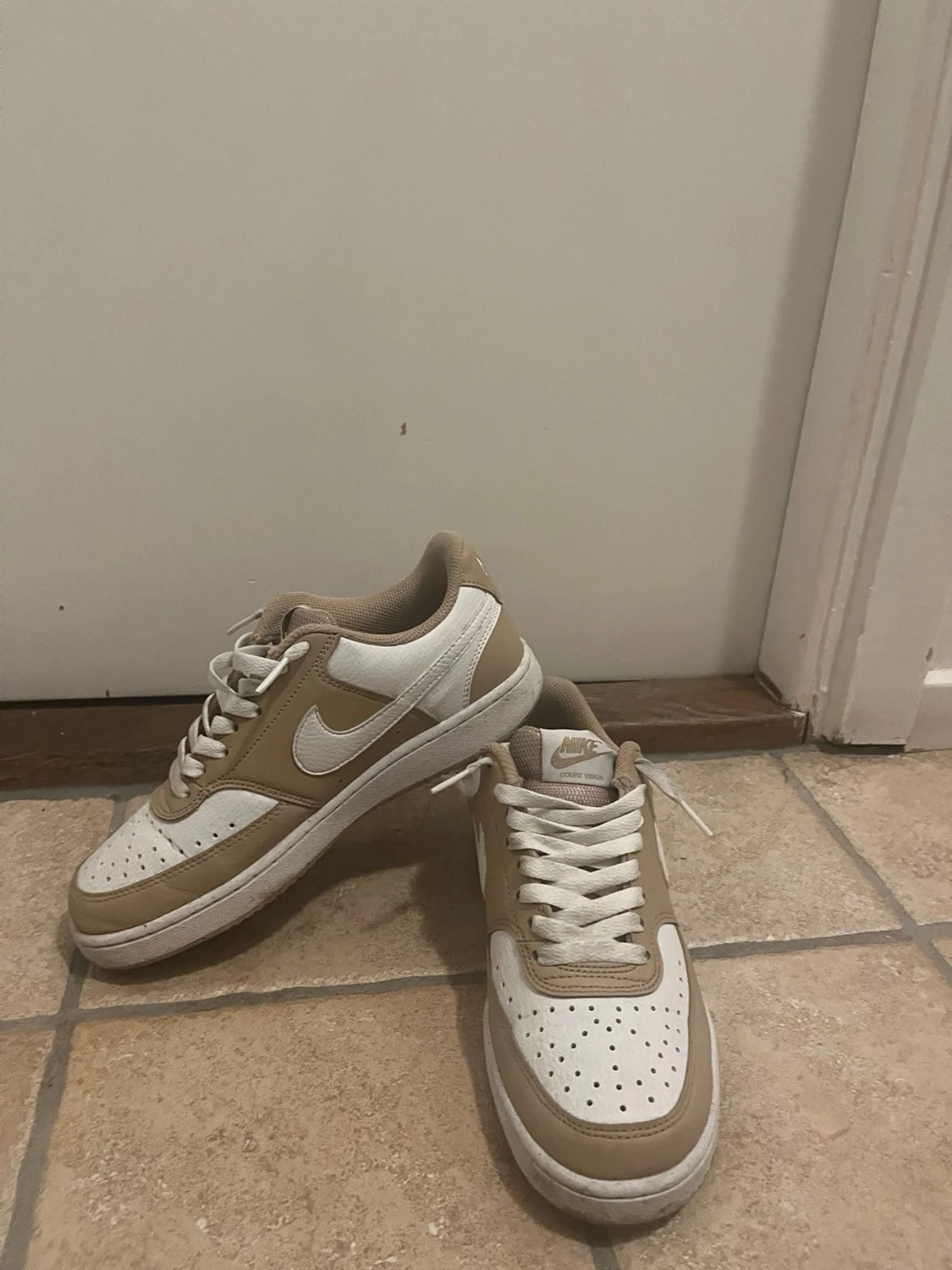 Nike beige och vita sneakers