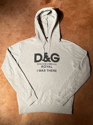 Dolce & Gabbana - Hoodie  - Tjabba! Säljer denna sjukt feta och sällsynta hoodie från dolce & gabbana! Den är lite nopprig men annars inga skavanker som stör. Storleken är 54 och passar mig som är 184cm!  Har du frågor eller funderingar så hör av dig🤠Kom gärna även med prisförslag 