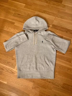 Grå hoodie från Polo Ralph Lauren - Grå Ralph Laurent hoodie, använd sparsamt, inga defekter. Nypris 2295kr