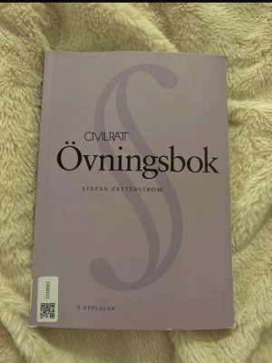 Övningsbok, civilrätt - Något kantstött annars i toppenskick utan överstrykningar.  Säljs även på adlibris campus via denna länk: https://campusbokhandeln.se/anvandare/14847-3146822  Men är billigare här ;)
