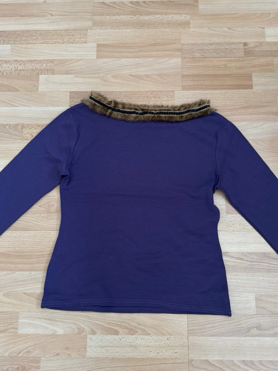 Lila topp med fuskpälsdetalj - 1