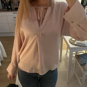 Ljusrosa blus med knytning - Söt ljusrosa blus med långa ärmar och knytning vid halsen, från mango i strl S🩷