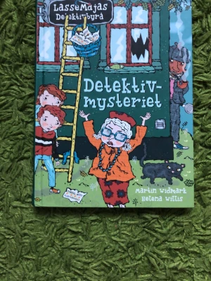 LasseMajas Detektivbyrå: Detektivmysteriet - En färgglad och illustrerad barnbok i serien LasseMajas Detektivbyrå, skriven av Martin Widmark och illustrerad av Helena Willis. Boken har hårda pärmar och handlar om ett mysterium i Valleby där Lasse och Maja löser spännande fall.