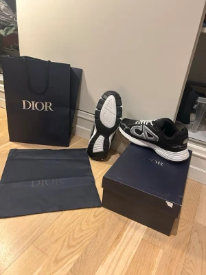 Svarta Dior sneakers med vita detaljer - Helt nya dior skor, påse och allt ingår.