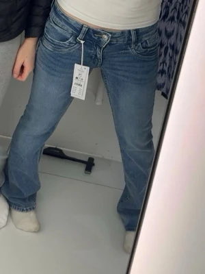 Gina tricot young - Fina jeans från gina. Kan justeras i midjan, något upp repade i längst ner på ena benet annars jättefina💞