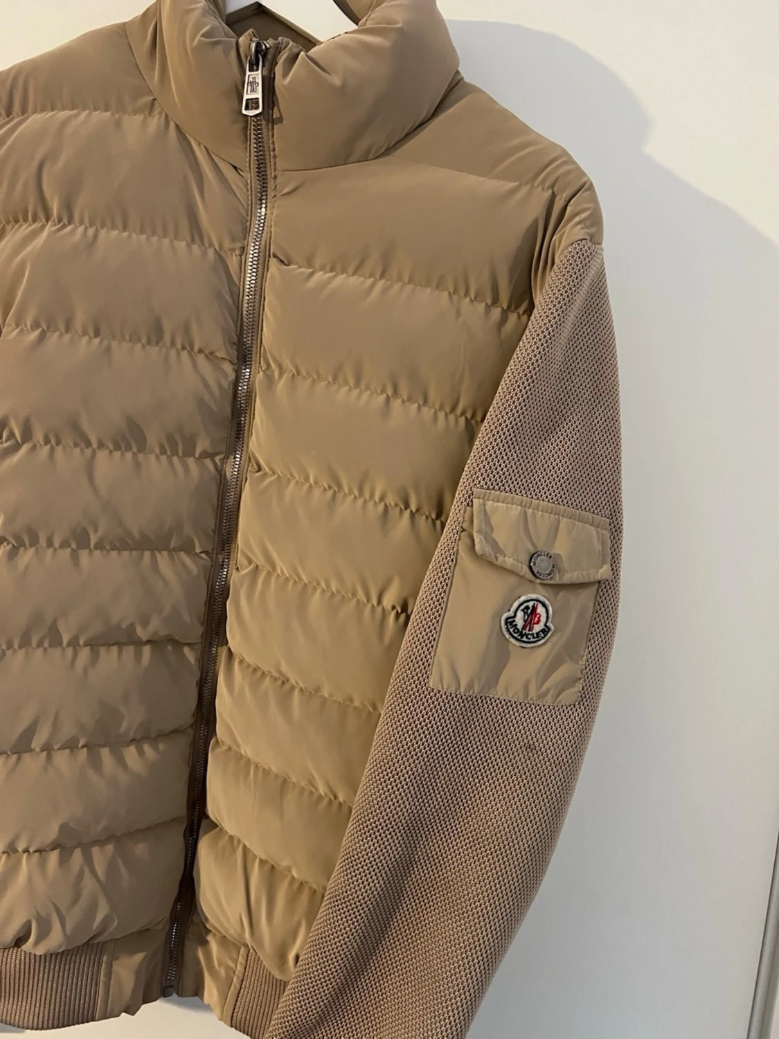 Beige moncler pufferjacka med stickade ärmar - 2