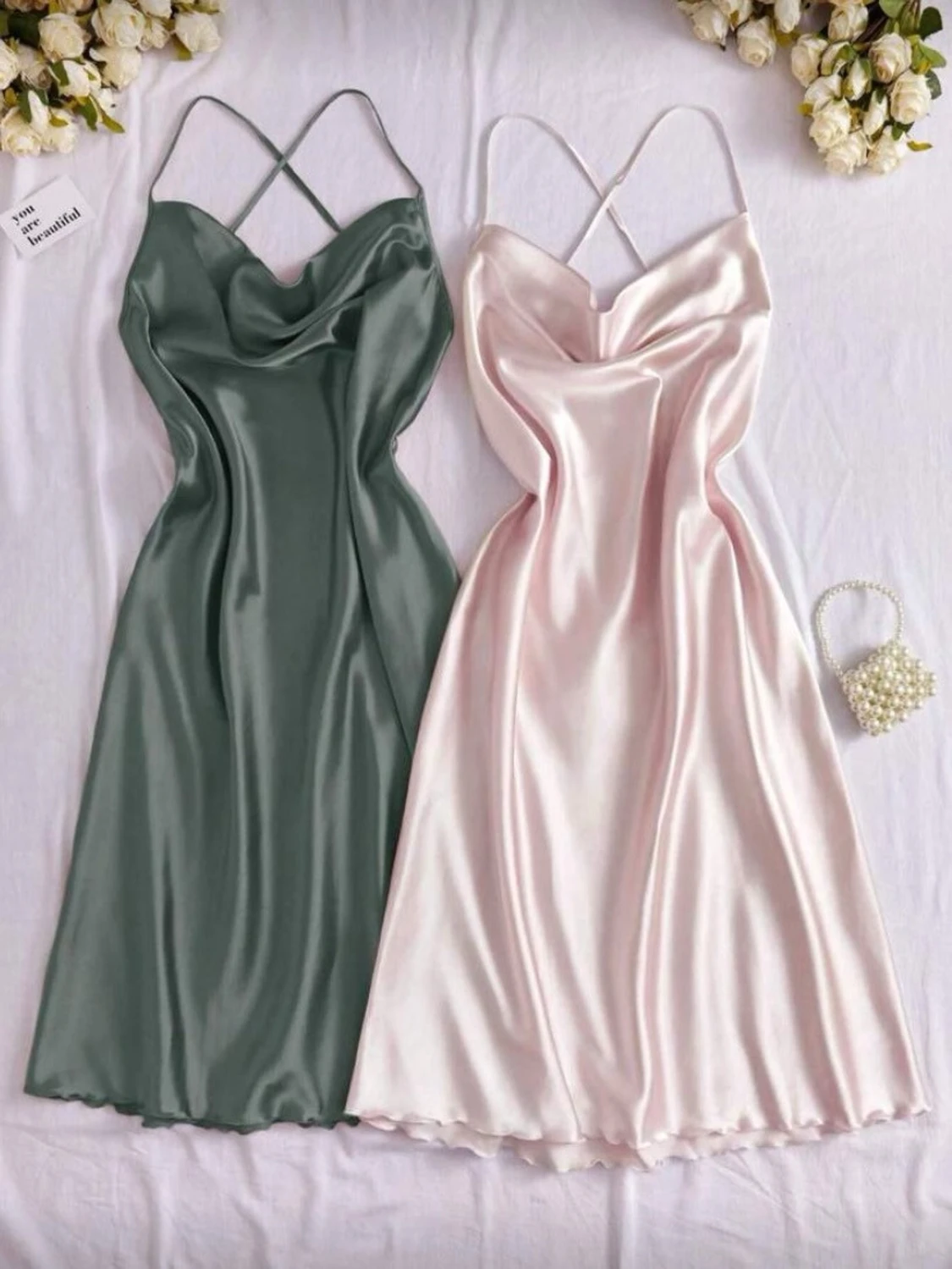 Champagne och mörkgrön sidenklänning