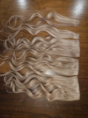 Blont löshår - Fint blont löshår i askig nyans, tror det är äkta, ca 53 cm långt. 5 delar(två saknas) så passar bäst som förtjockning eller lätt förlängning.