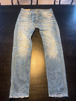 Ljusblå jeans från Replay - Säljer ett par ljusblå jeans från Replay med raka ben, Jeansen har slitna detaljer. Storlek 31/32 Längd - 104cm