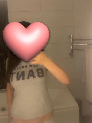 Grå GANT t-shirt med tryck - Säljer en grå t-shirt från GANT med mörkblå text 'NEW HAVEN GANT' på bröstet. Klassisk rund halsringning och korta ärmar. Skön och enkel modell i bomull, perfekt till jeans eller shorts.