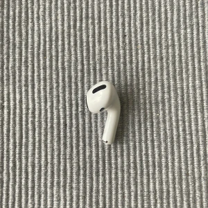 AirPods Pro (höger hörlur) gen 1 - Säljer en höger AirPods Pro-hörlur från Apple. Hörluren är i gott skick med tecken på bruk utan defekter som påverkar ljudupplevelsen. Perfekt som ersättningsdel om du tappat bort din högra hörlur. Aktiv brusreducering och trådlös anslutning. Vid seriöst intresse går pris att diskuteras