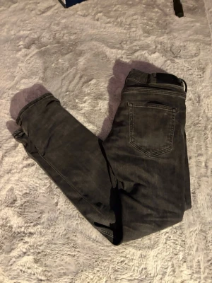 Mörkgrå GANT jeans - Ett par mörkgrå gant jeans i storlek 12A som är i mycket bra skick. Nypris 799kr vårt pris 149kr