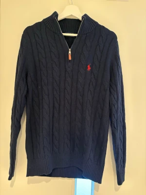Polo Ralph lauren half zip - Säljer nu en helt ny Polo Ralph lauren half zip. Tröjan är lite för liten för en storlek L. Hör gärna av dig vid fler bilder eller information!😁