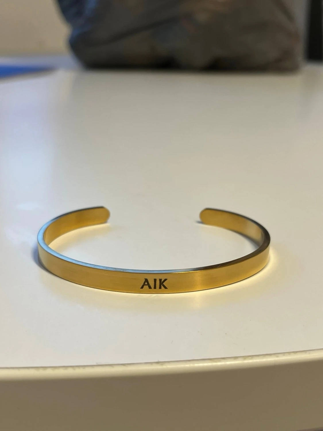 Guldigt armband AIK gravyr