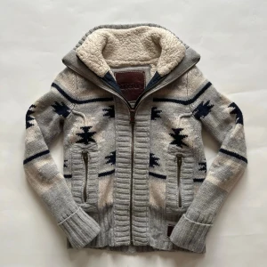 Superdry zip up tröja - Säljer denna otroligt fina superdry zipup tröjan! | den är i toppen skick. | storlek M men sitter som S. | vid funderingar eller diskussion om pris är det bara att höra av sig!🤩🤝