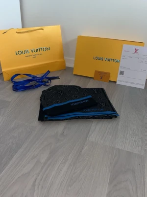 Riktigt snygg set mössa och halsduk - Riktigt sköna och snygga till marknadens bästa pris! Allt ingår!