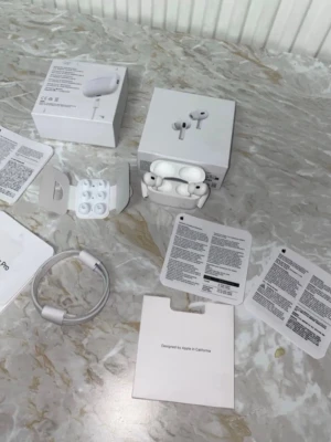Apple AirPods Pro 2 - Säljer ett par vita Apple AirPods Pro med laddningsetui. Hörlurarna är trådlösa in-ear-modell med silikonproppar och levereras med originalkartong, extra öronproppar, laddningskabel och manualer. Snygg och stilren design i plast med klassisk Apple-look.
