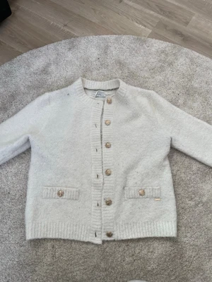 Vit kofta  - Vit kofta ifrån holly&whyte. Använd ganska många gånger men fortfarande i ett bra skick💕