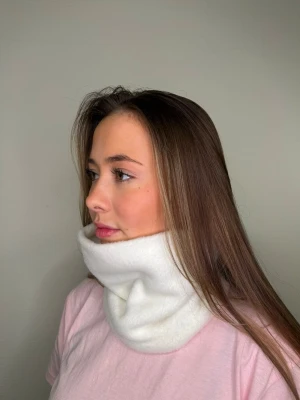 Vit fleecehalsduk i tubmodell - Mysig vit halsduk i tubmodell, tillverkad i mjuk fleece. Perfekt för att hålla värmen under kyliga dagar och enkel att dra över huvudet. Stilren och enkel design som passar till det mesta.