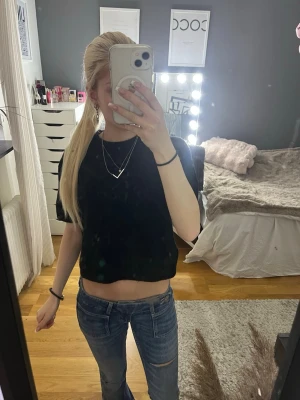 Svart stickad t shirt  - säljer en svart stickad t shirt som inte kommit till användning🥰❤️ superfin o passar till det mesta! 