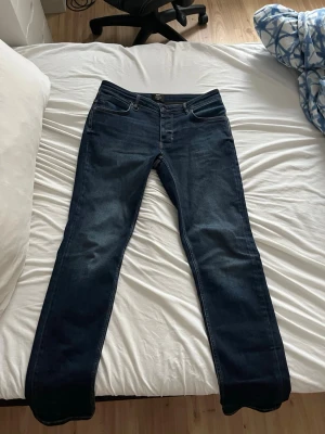 Neuw jeans slim fit - Säljer ett par mörkblå Neuw och är tillverkade i ett mjukt denimtyg med lite stretch för extra komfort. Perfekta till en avslappnad stil och funkar året runt.